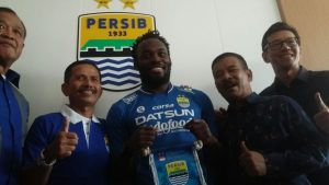 Resmi, Michael Essien Berkostum Persib Bandung.