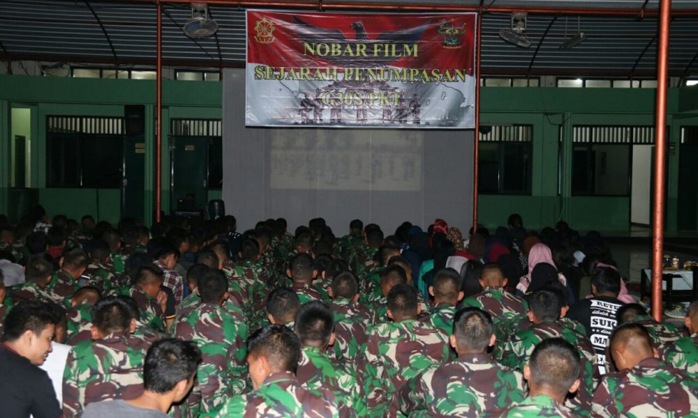 Satjar Kostrad Bersama Masyarakat Nobar Film Pengkhianatan 