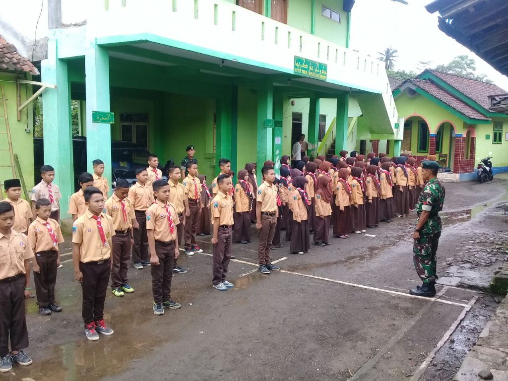 Yonif Raider 514 Kostrad Latih Kedisiplinan Di Pesantren Hikmatul Ulum Jember