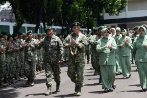 Suasana Haru Warga Kostrad Melepas Mayjen TNI Benny Susianto, S.I.P. beserta Istri