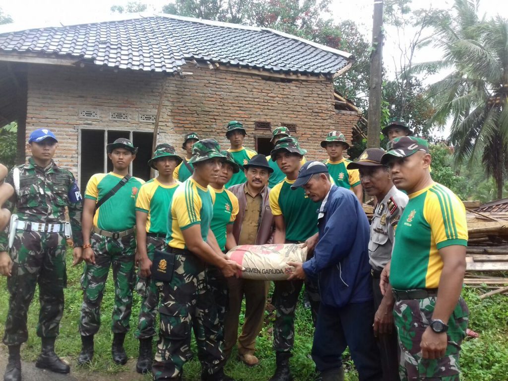 Tali Asih Batalyon Mandala Yudha Kepada korban Gempa Lebak