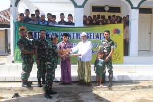 Yonif Raider 515 Kostrad Bagikan Al-Quran Gratis