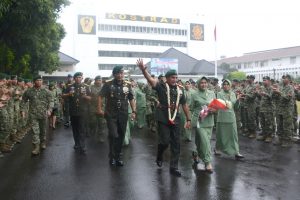 Diiringi Hujan Dan Suasana Haru Warga Kostrad Melepas Letjen TNI Edy Rahmayadi Beserta Istri