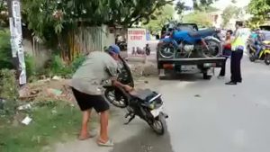 Viral! Tak Mau Ditilang Seorang Kakek di Palu Bakar Motornya Sendiri