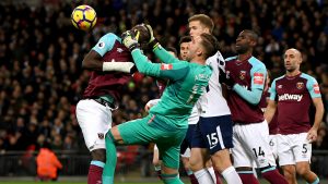 Parah! Dikira Bola, Kiper West Ham Tangkap Kepala Rekan Sendiri!