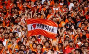 Merokok Seenaknya dan Berdiri di Kursi Penonton Stadion Bukit Jalil, Netizen Malaysia Ramai-ramai Tegur The Jakmania