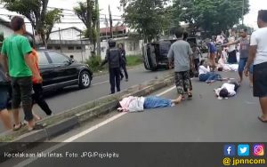 Disopiri Bocah Belum Cukup Umur Tabrak Marka Jalan, Puluhan Santri Terpental dari Mobil