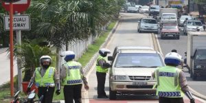 Terobos Jalur Busway dan Ogah Ditilang, Pengemudi Opel Blazer Seret Polisi Hingga 10 Meter