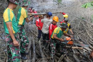 Cegah banjir, Yonif Mekanis Raider 413 Kostrad Bersama Masyarakat Kerja Bakti Membersihkan Sungai