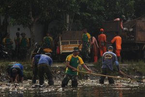 Prajurit Kostrad Karya Bhakti Pembersihan Situ Cilodong