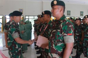 Danbrigif Raider 9 Kostrad Beri Penghargaan Kepada Atlit Petembak Yang Berprestasi