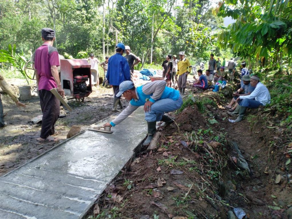 Dukung Warga Limau Manis Bangun Jalan, Semen Padang Bantu 1000 Zak Semen