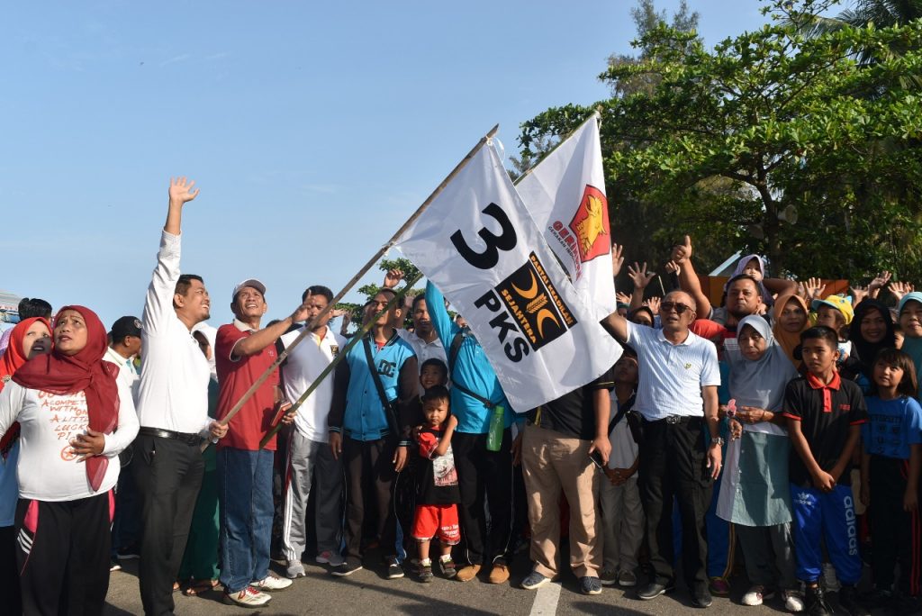 20.000 Peserta Jalan Sehat Bersama Mahyuddin-Ridwan Padati Pantai Gandoriah