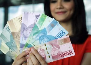 Manfaatkan Kejatuhan Dolar AS, Rupiah Dibuka Menguat Tajam ke Rp13.568/USD