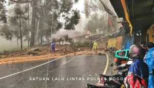 Longsor di 4 Titik, Jalur Puncak Bogor Ditutup Total