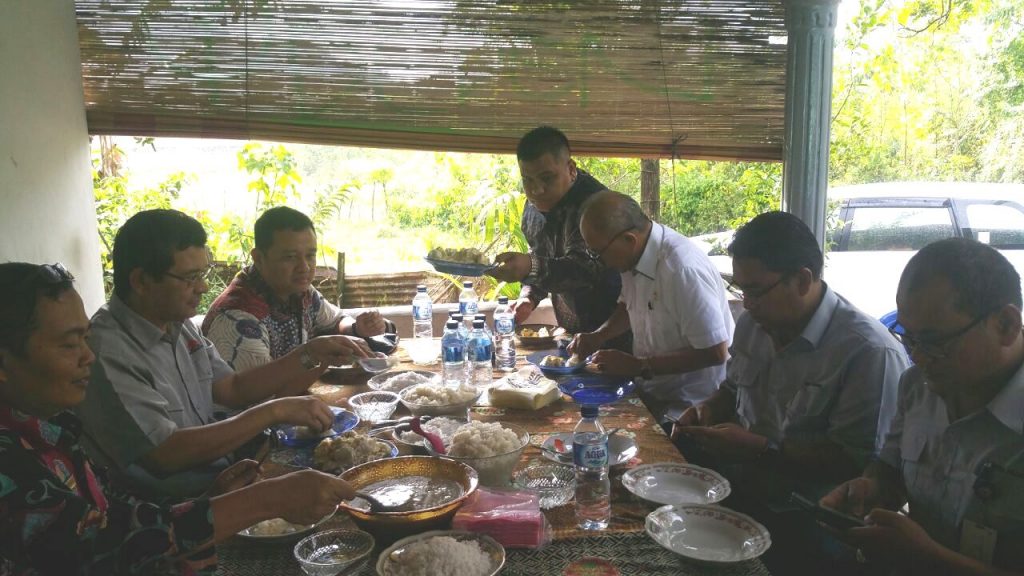 Kunjungi Masyarakat Terdampak Tambang PT. Semen Padang, Rombongan Deputy Menteri BUMN Dijamu “Balanjuang” Durian