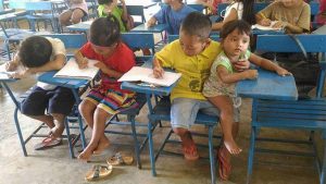 Jaga Adik Sambil Berlajar di Kelas, Semangat Bersekolah Anak Kelas 1 SD Tuai Pujian