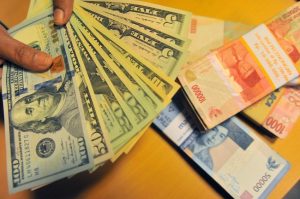 Tertekan, Rupiah Kembali Melemah ke Rp13.752/USD