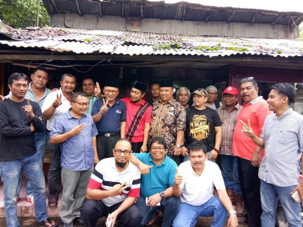 Kunjungi Kadai Limphony, Refrizal Ajak Seluruh Nagari Lubuk Kilangan Bersatu dan Bersinergi dengan Semen Padang