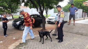 Setelah Pisah dengan Istrinya Orang Indonesia, Bule Inggris jadi Gelandangan Tinggal di Bantaran Kali Angke Ditemani Anjing