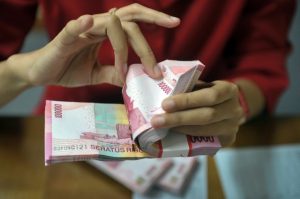 Rupiah Terus Terpuruk ke Rp13.768/USD