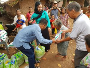 Yonarmed 9 Kostrad Bagi-Bagi Sembako di Purwakarta