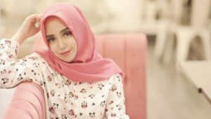 Beredar Foto Mirip Salmafina Sunan Tak Pakai Hijab di Restaurant, Netizen Heboh