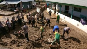 Pasca Banjir di Desa Kaitetu, Satgas Yonif Raider 515 Kostrad Bersihkan Lumpur dari Rumah Warga