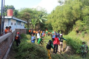 Tanggap Banjir, Yonif Para Raider 501 Kostrad Bersama Masyarakat Bersihkan Sungai