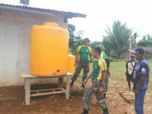 Peduli Kesehatan, Satgas Yonif Raider Raider 323 Kostrad Sumbang Tandon Air di Sekolah