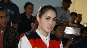 Jenifer Dunn Menangis Dituntut 8 Bulan Penjara, Lirikan Perempuan Ini Jadi Sorotan