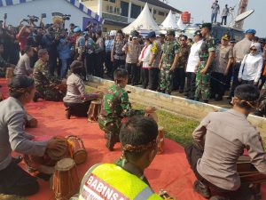 Rampak Gendang TNI – Polri Sambut Kedatangan Rombongan Panglima TNI dan Kapolri di Pos Polisi Cikopo Purwakarta