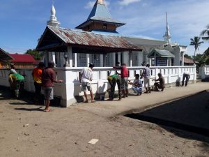 Satgas Yonif Raider 515 Kostrad Jalin Sinergi Bersama Polri Melalui Karya Bhakti di Bulan Suci Ramadhan