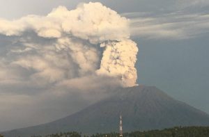 Gunung Agung Kembali Erupsi, Bandara Ngurah Rai Ditutup Sementara