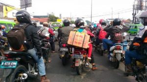 Pemudik Motor Mulai Ramai Lintasi Jalur Kalimalang