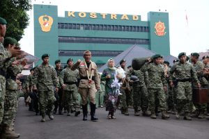 Diiringi Lagu “Doa dan Restumu” Warga Kostrad Melepas Letjen TNI Agus Kriswanto Beserta Istri