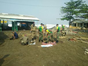 Yonarmed 13 Kostrad Kostrad Bersih-Bersih Pantai Akibat Gelombang Besar Air Laut di Pelabuhan Ratu