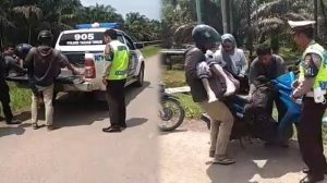 Video Viral Polisi Hentikan Pemotor Bonceng Tiga, Setelah Diperiksa Ternyata Bawa Jenazah