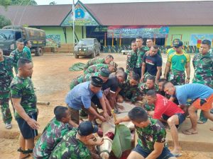 Satgas Yonif Raider 323 Kostrad Jadikan Momentum Idul Adha Untuk Berbagi dan Bersilaturahmi