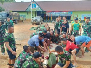 Satgas Yonif Raider 323 Kostrad Jadikan Momentum Idul Adha Untuk Berbagi dan Bersilaturahmi