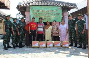 Sambut HUT ke-73 TNI, Prajurit Yonkav 8 Kostrad  Beri Bantuan Sembako di Desa Cangkringmalang, Pasuruan