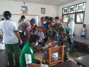 Satgas Yonif Raider 323 Kostrad Ikut Andil Dalam Vaksinasi Campak Massal Di Perbatasan