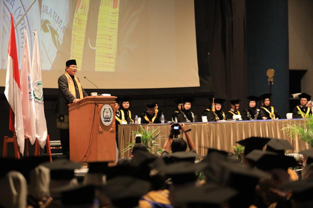 Jadi Pembicara di Acara Wisuda, Prabowo Cerita Tentang Sosok Ibunya