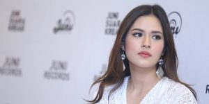 Lakukan Hal Ini Saat Manggung, Raisa Bikin Netizen Khawatir