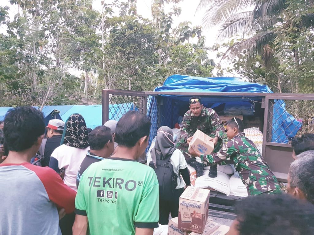 Medan sulit, Satgas Divif 3 Kostrad Tetap Distribusikan Bantuan Kepada Korban Bencana Gempa di Desa Lambonga, Donggala