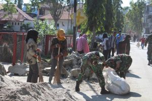 Satgas Yonarmed 6 Kostrad Bersama Masyarakat Bersihkan Sampah Pasca Gempa dan Tsunami di Boya Donggala