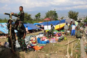 Tenda Pengungsi Ambruk, Prajurit Satgasgab Bankes Yonkes 2 Kostrad Bereaksi Cepat