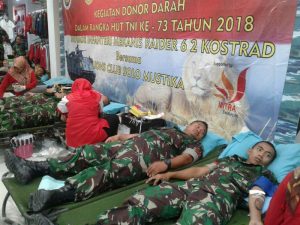 Prajurit Yonif Mekanis Raider 413 Kostrad Sumbangkan Darah di Hari Ulang Tahun ke-73 TNI