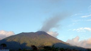 Gunung Gamalama di Ternate Meletus