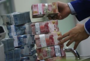 Rupiah Anjlok, Nyaris Tembus Level Rp15.000/USD